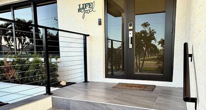 WELCOME- MARCO ISLAND BEACH LIFEISGOOD STYLISH HOME! FOOD, FUN, SUN & MEMORIES!