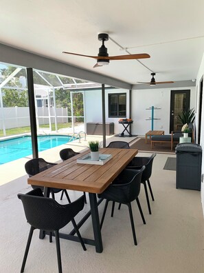 Outdoor dining - WELCOME- MARCO ISLAND BEACH LIFEISGOOD STYLISH HOME! FOOD, FUN, SUN & MEMORIES! (Marco Island)