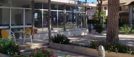 المنشأة من الخارج