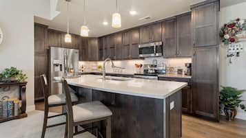 Apartment, 1 Queen Bed, Balcony (6582 Crystal Downs #205) | Private kitchen | Fridge, microwave, oven, stovetop