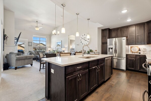 Huoneisto, 1 keskisuuri parisänky, parveke (6582 Crystal Downs #205) | Yksityinen keittiö | Jääkaappi, mikroaaltouuni, uuni, liesi