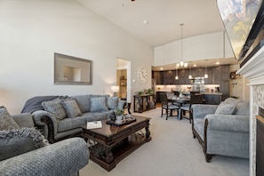 Apartamento, 1 cama Queen, sacada (6582 Crystal Downs #205) | Área de estar | TV de tela plana 70 polegadas com canais digitais, TV, lareira