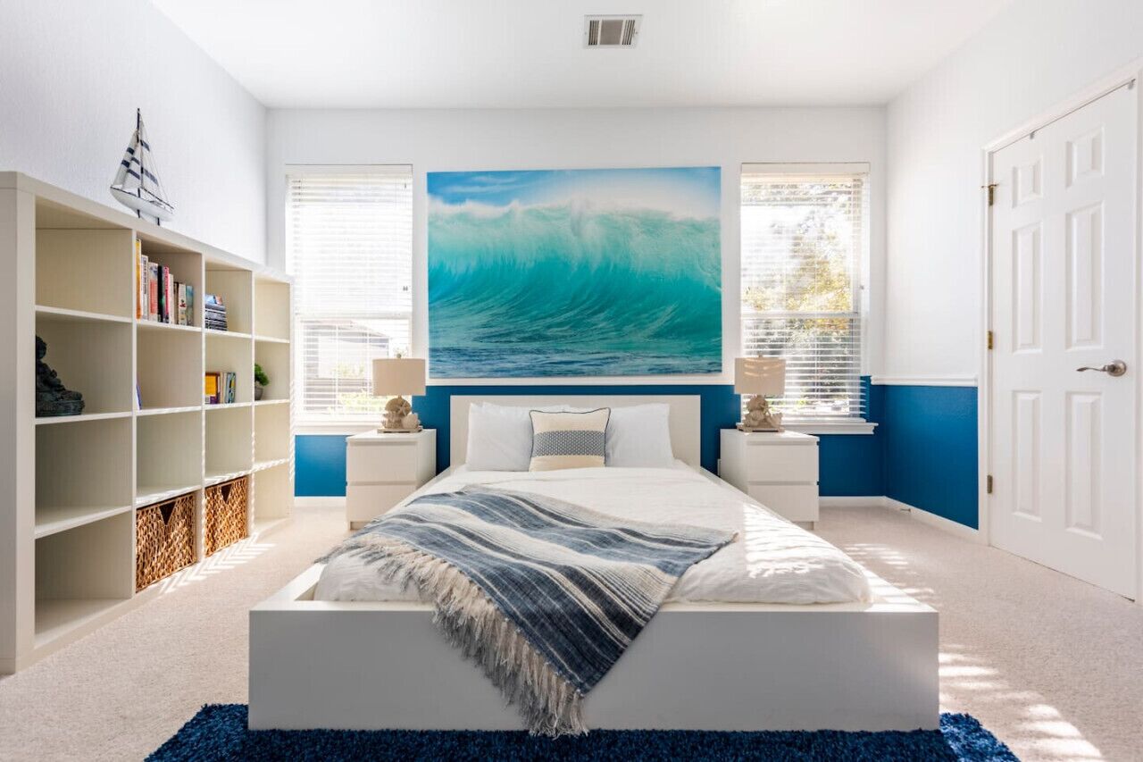 3 soverom, skrivebord, strykejern/-brett og reiseseng for barn