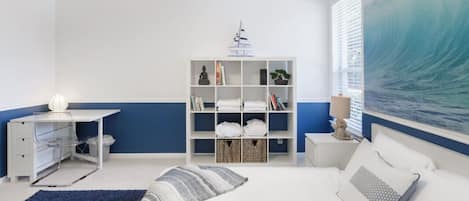 3 habitaciones, escritorio y tabla de planchar con plancha