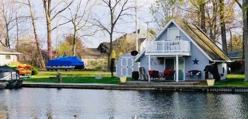 Adorable Gun Lake Cottage