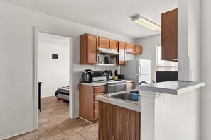 Fridge, microwave, oven, stovetop - Cozy APT full amenities close to Ft Hood&Downtown (Killeen)