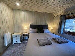 3 bedrooms, free WiFi, bed sheets - RoseTree Lodge 3 bed Sleeps 6 (Hengar Manor Holiday Park)