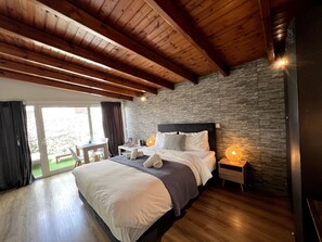 Individually decorated, individually furnished, desk, laptop workspace - Allure Athens Urban Suites (Athens)