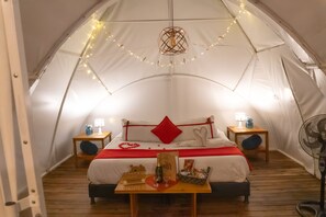 Deluxe huisje | Bedden met traagschuimmatrassen, individueel gemeubileerd, een bureau