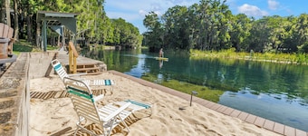 Rainbow River mid-century Estate Sleeps 20+ people and guarantees unlimited fun!