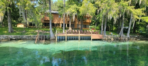 Rainbow River mid-century Estate Sleeps 20+ people and guarantees unlimited fun!