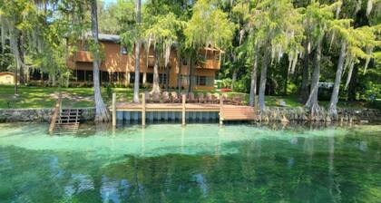 Rainbow River mid-century Estate Sleeps 20+ people and guarantees unlimited fun!