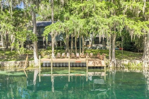Rainbow River mid-century Estate Sleeps 20+ people and guarantees unlimited fun!