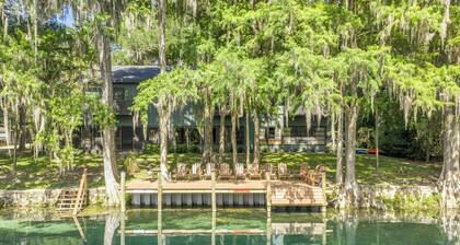 Rainbow River mid-century Estate Sleeps 20+ people and guarantees unlimited fun!