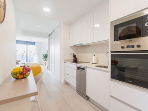 Een koelkast, een microgolfoven, een oven, een vaatwasser