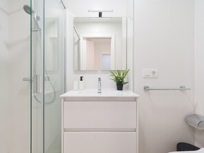 Shower, hair dryer, towels, toilet paper - Castle Barbican By CanariasGetaway (Las Palmas de Gran Canaria)