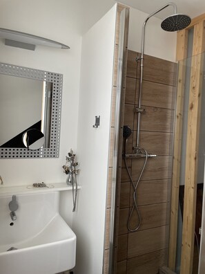Een douche, een haardroger, handdoeken, zeep