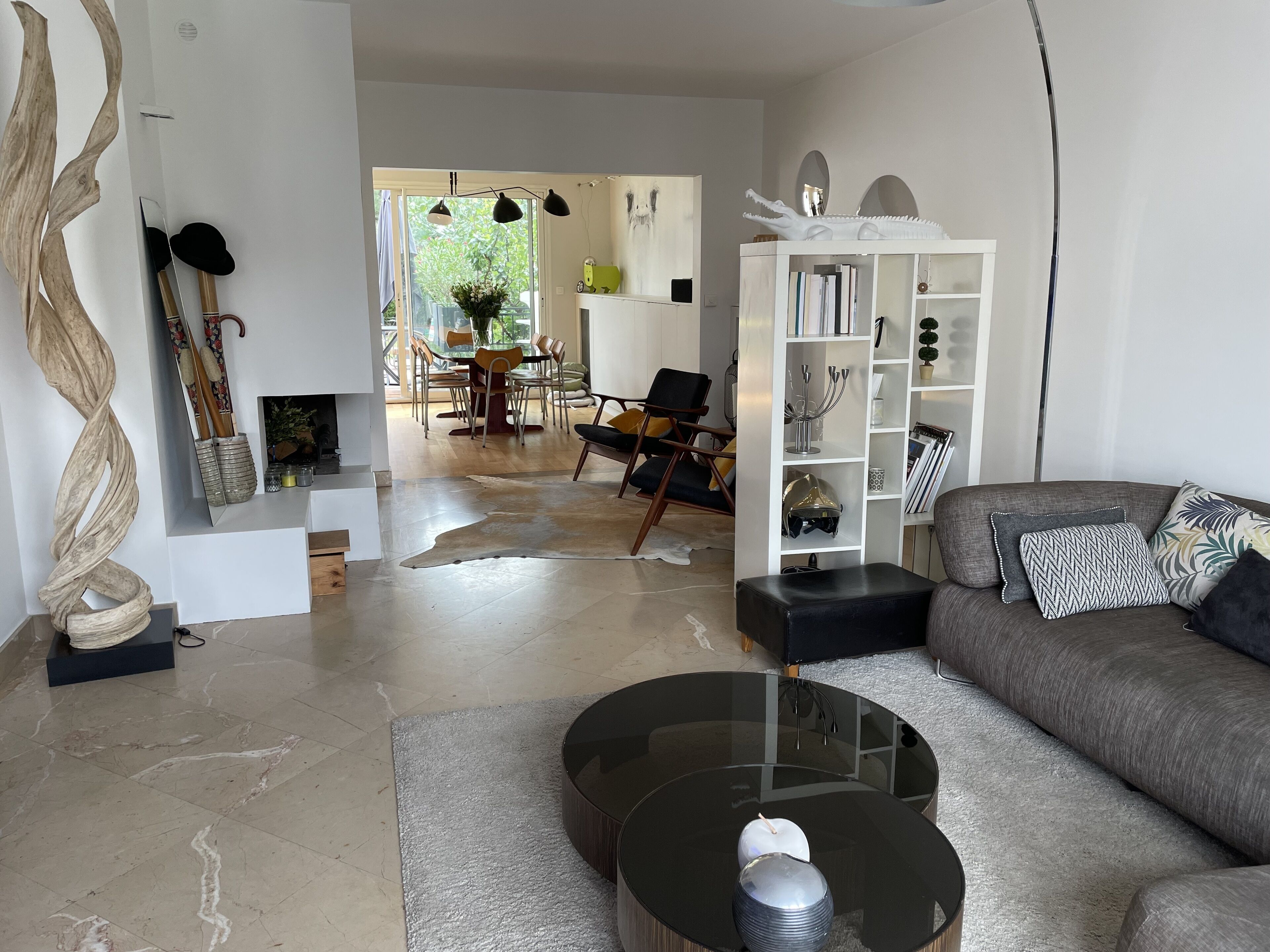 Televisie, een open haard en een tafeltennistafel