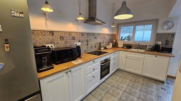 Réfrigérateur, micro-ondes, four, lave-vaisselle