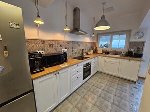 雪櫃、微波爐、焗爐、洗碗機