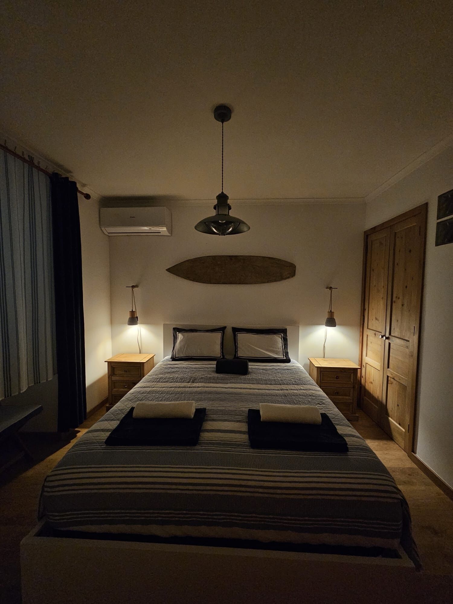 3 dormitorios, tabla de planchar con plancha, cuna de viaje