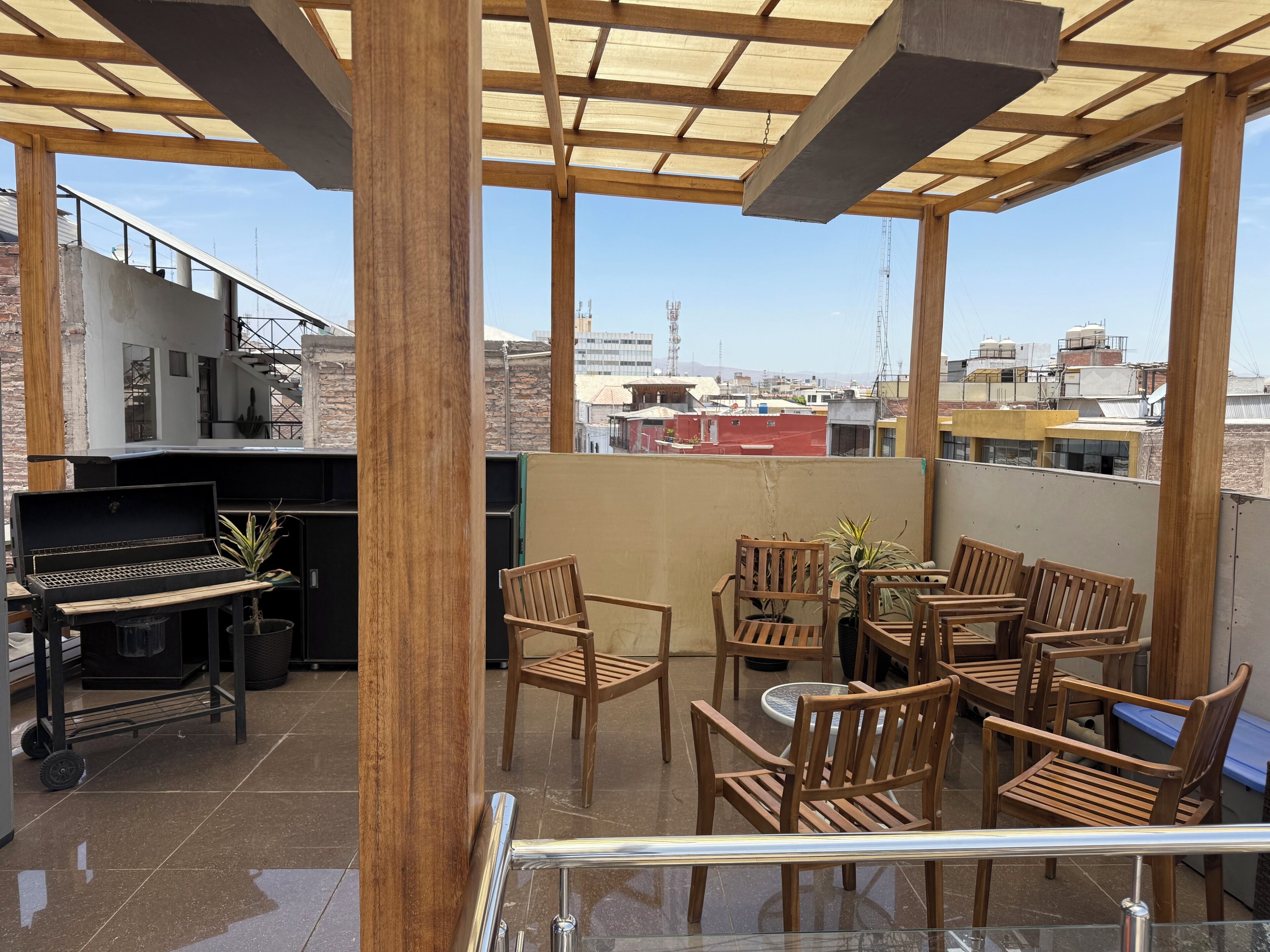 华丽复式 | 起居区 | 40-英寸智能电视（配备数码频道）、Netflix、流媒体服务