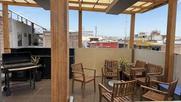 Duplex luxo | Área de estar | Smart TV 40 polegadas com canais digitais, Netflix