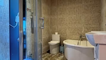 Deluxe Duplex | Peralatan tempat tidur premium, gebar bulu kapas, cadar katil