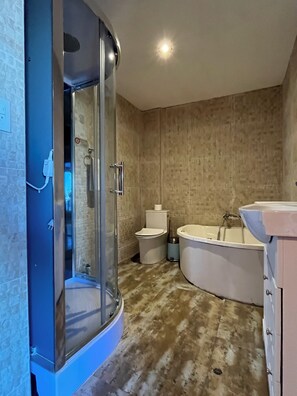 Deluxe Duplex | Peralatan tempat tidur premium, gebar bulu kapas, cadar katil