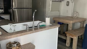 Een koelkast, een magnetron, een oven, een kookplaat