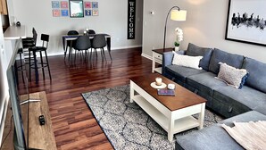 Living area - 4 Bed 4 Bath Condo Near Campus! (Auburn)