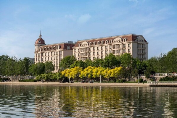 Front of property - The TianJin eye URcove hotel (Tianjin)