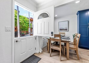 Dining - 31+ Nights Luxury Condo,E-Bikes,3Blks2Beach, 75”TV (Huntington Beach)