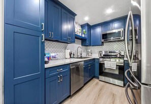 Fridge, microwave, oven, stovetop - 31+ Nights Luxury Condo,E-Bikes,3Blks2Beach, 75”TV (Huntington Beach)