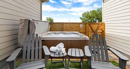 Contemporary Gem - Rooftop Deck & Private Hot Tub!
