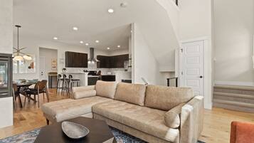 Casa, varias camas, hidromasaje, vista a la montaña (538 Cajetan Street) | Área de sala de estar | Televisión de pantalla plana de 50 pulgadas con canales digitales