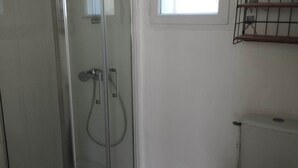 A glass-enclosed shower with a handheld showerhead and a wall-mounted faucet. - 1 Colocation Chambre Dans Maison Proche Paris, Orly (Antony)