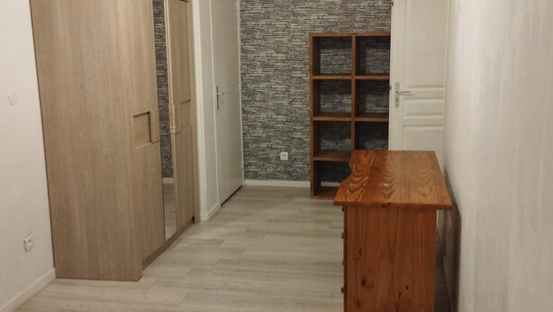 A narrow hallway with wooden flooring, a wooden bench, a wardrobe, and a shelving unit against a wall. - 1 Colocation Chambre Dans Maison Proche Paris, Orly (Antony)