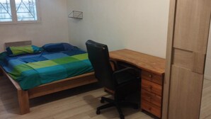 A bedroom with a bed, a desk, a chair, and a small shelf. - 1 Colocation Chambre Dans Maison Proche Paris, Orly (Antony)