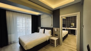 Kamar Keluarga | Seprai premium, minibar, brankas, dan ruang kerja ramah laptop
