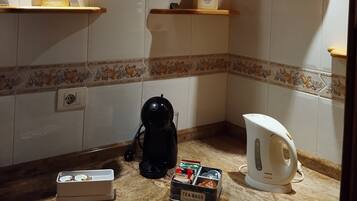 Een koelkast, een microgolfoven, een kookplaat