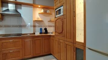 Geladeira, micro-ondas, cooktop, cafeteira/chaleira