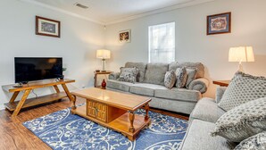 A living room with a television, sofa, and two lamps. - Charming Satsuma Home ~ 14 Mi to Mobile! (Satsuma)