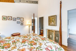 1 quarto, escrivaninha, acesso à internet, roupa de cama