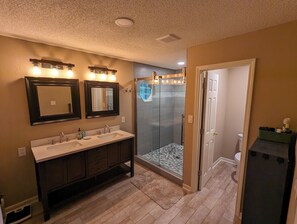 Douche, sèche-cheveux, serviettes fournies, papier toilette