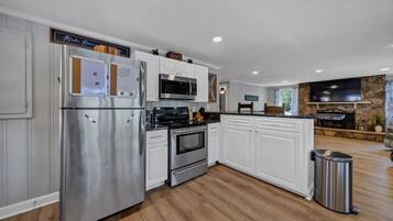 Fridge, microwave, stovetop, dishwasher