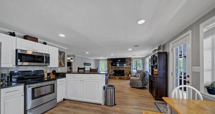 SERENITY NOW/ Sunsets / Beach / Water On 3 Sides/ Firepit/ dock/ boat ramp/Wi-Fi