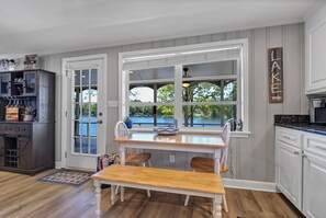 Dining - SERENITY NOW/ Sunsets / Beach / Water On 3 Sides/ Firepit/ dock/ boat ramp/Wi-Fi (Chapin)