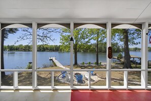 Interior - SERENITY NOW/ Sunsets / Beach / Water On 3 Sides/ Firepit/ dock/ boat ramp/Wi-Fi (Chapin)