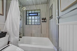 SĂšche-cheveux, bidet, serviettes fournies, savon